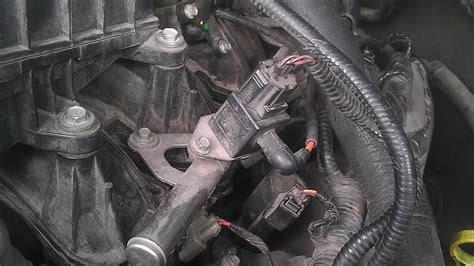 2004 ford f150 fuel rail pressure sensor location